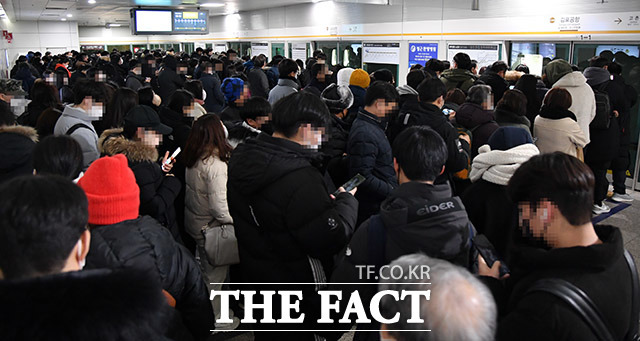 서울시가 김포골드라인의 혼잡을 해소하기 위해 특별대책을 조속히 추진한다고 밝혔다.1월 27일 오후 퇴근시간 김포골드라인 김포공항역 승강장에 줄을 선 승객으로 가득 차 있는 모습. /이덕인 기자