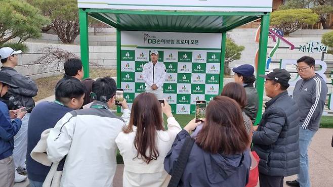 서요섭을 보기 위해 몰려든 팬들과 취재진. ⓒ 데일리안 김윤일 기자