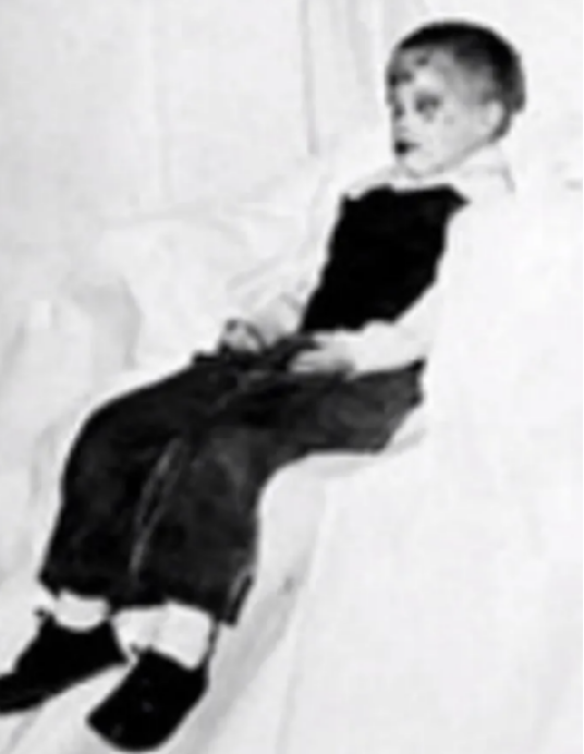 1957년 필라델피아 경찰이 '상자 속 소년'의 신원 확인에 도움이 되기를 바라면서 희생자 시신에 옷을 입혀 배포한 사진. 필라델피아 경찰국 제공