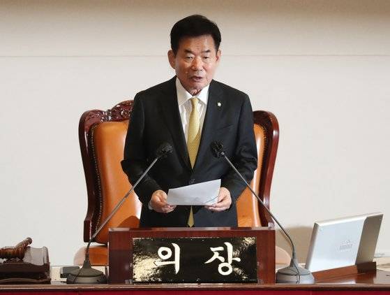 김진표 국회의장이 13일 오후 서울 여의도 국회 본회의장에서 열린 본회의에서 발언을 하고 있다. 뉴스1