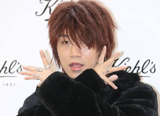 방송인 김경욱(부캐 다나카)이 지난 1월 6일 서울 중구에서 열린 한 코스메틱 브랜드의 팝업 스토어 오픈 기념 행사에서 포즈를 취하고 있다. 뉴스1