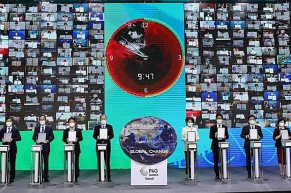 2021 P4G 서울 녹색미래 정상회의 특별세션'에서 전국 243개 지자체들이 온-오프라인으로 참여해 '2050 탄소중립 선언' 퍼포먼스를 하고 있다. 사진=행정안전부 제공