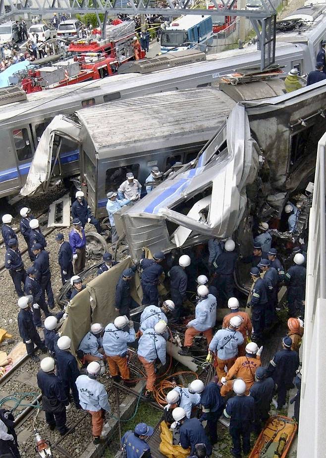 2005년 4월 25일 일본 효고현 아마가사키시 JR 후쿠치여마선 탈선 사고 당시 사진. 과속으로 달리던 쾌속열차가 탈선, 전복되면서 앞쪽 2량이 선로변 아파트 1층에 부딪혀 있다. 로이터연합뉴스