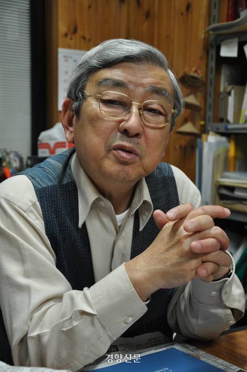 2014년 경향신문과 인터뷰하고 있는 아사노 야사카즈. 그는 JR 후쿠치야마선 탈선 사고로 아내와 여동생을 잃고, 딸은 중상을 입었다. 윤희일 기자