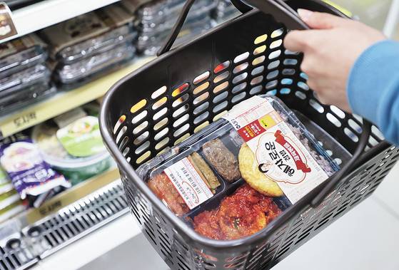 A Kim Hye-ja dosirak lunchbox is in a basket at a GS25 convenience store in Seoul on Monday. [YONHAP]