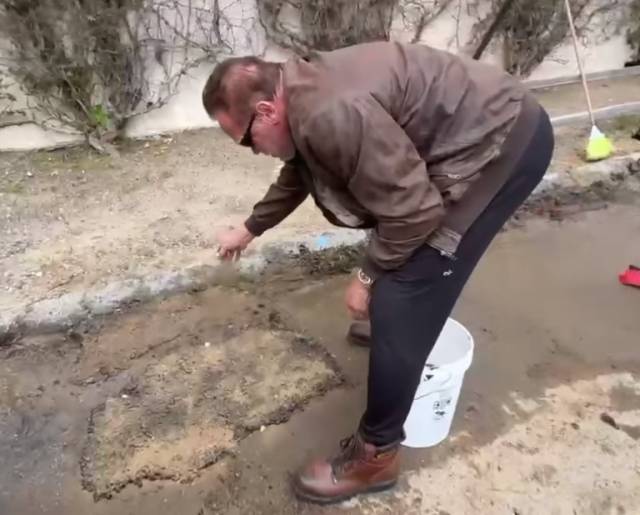 영화 ‘터미네이터’로 유명한 아놀드 슈워제네거 전 캘리포니아 주지사가 움푹 팬 도로를 아스팔트로 메우고 있다. 페이스북 캡처