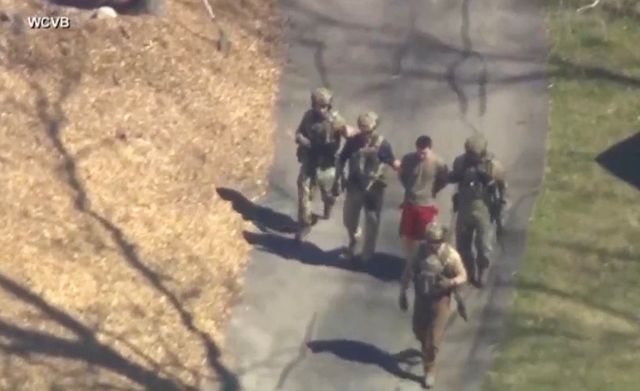 미국 FBI가 13일(현지시간) 기밀 정보를 유출한 혐의로 매사추세츠주(州) 방위군의 공군 내 정보 관련 부서에 근무하고 있는 21세 군인 잭 테세이라를 체포하고 있다. 연합뉴스