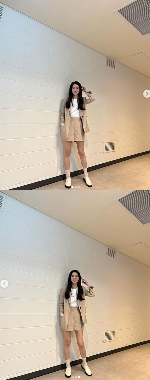 Actor Lim Ji-yeon has revealed her recent good news.Lim Ji-yeon posted an article and a photo called  ⁇  Beige  ⁇  on his instagram on the afternoon of the 13th.The photo shows him in a beige two-piece.With a small face and elongated legs, Lim Ji-yeon boasted superior proportions.In another photo, he was seen smiling brightly.With a lovely charm, Lim Ji-yeon showed a clear joy with a natural and neat visual.Meanwhile, Lim Ji-yeon is in public devotion with actor Lee Do-hyun.