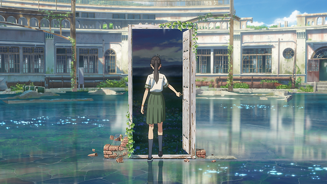 신카이 마코토 감독의 애니메이션 영화 ‘스즈메의 문단속’은 이와토 스즈메라는 여학생과 무나카타 소타라는 20대 남성이 재난이 틈입하는 폐허의 문(門)을 닫기 위해 필사의 사투를 그리는 여정을 담았다.