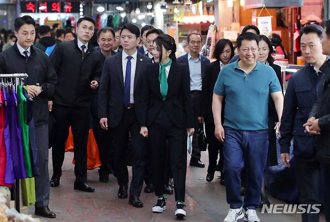 [대전=뉴시스] 홍효식 기자 = 윤석열 대통령 부인 김건희 여사가 14일 오후 대전 중구 태평전통시장을 방문해 상인들과 인사하고 있다. 2023.04.14. yesphoto@newsis.com