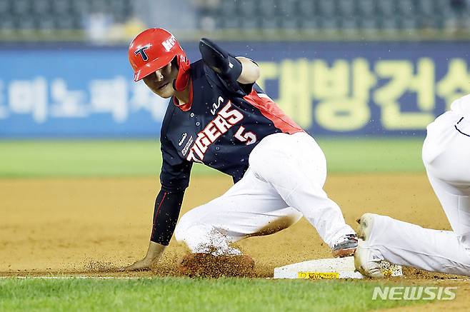 [서울=뉴시스] 최동준 기자 = 24일 서울 잠실야구장에서 열린 2022 KBO 리그 두산 베어스 대 KIA 타이거즈의 경기, 8회초 1사 상황 2루 주자 KIA 김도영이 두산 정철원의 폭투 때 3루까지 진루하고 있다. 2022.06.24. photocdj@newsis.com