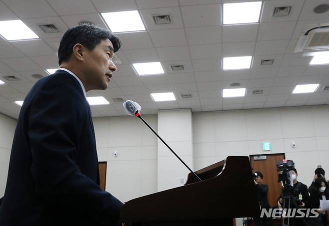 [서울=뉴시스] 고범준 기자 = 이주호 사회부총리 겸 교육부 장관이 14일 오전 서울 여의도 국회 교육위원회에서 열린 정순신 자녀 학교폭력 진상조사 및 재발 방지대책 수립을 위한 청문회에서 학교폭력 근절 종합대책에 대해 보고하고 있다. 2023.04.14. bjko@newsis.com