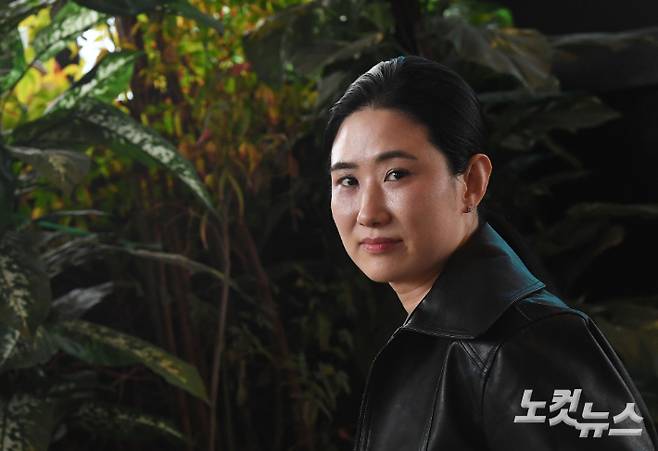 세월호 참사를 겪은 일곱 명의 엄마가 연극을 통해 아이들을 향한 기억을 이어가는 휴먼 다큐멘터리 영화 '장기자랑' 의 이소현 감독이 4일 오후 서울 동작구 한 카페에서 CBS노컷뉴스와 인터뷰 전 포즈를 취하고 있다. 황진환 기자