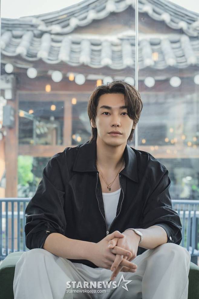 디즈니 플러스 오리지널 웹 드라마 '사랑이라 말해요'의 주연배우 김영광이 10일 오후 진행된 인터뷰를 위해 포즈를 취하고 있다.   '사랑이라 말해요'는 복수에 호기롭게 뛰어든 여자 '우주'와 복수의 대상이 된 남자 '동진', 만나지 말았어야 할 두 남녀의 감성 로맨스다. /사진제공=월트디즈니컴퍼니코리아 2023.04.10 /사진=이동훈 기자 photoguy@