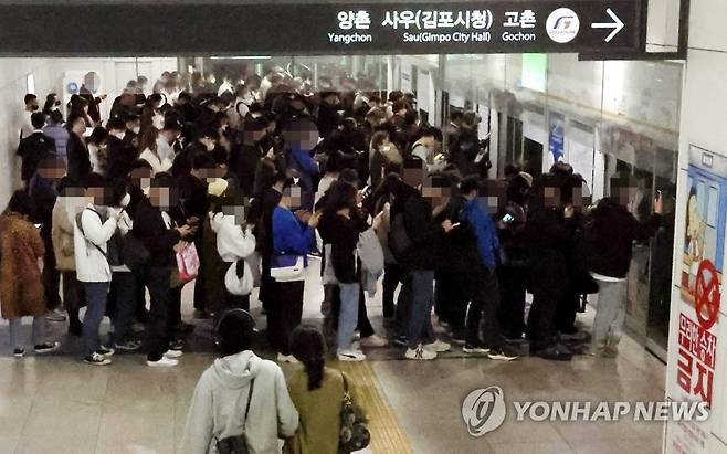 '지옥철' 김포골드라인…여전히 승객 과밀 (서울=연합뉴스) 윤태현 기자 = 13일 오후 서울시 강서구 김포도시철도(김포골드라인) 김포공항역 상행선 승강장이 전동차를 기다리는 승객들로 가득 차 있다. 2023.4.13 tomatoyoon@yna.co.kr