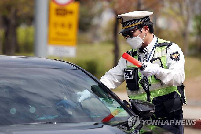 '음주 측정하겠습니다' (인천=연합뉴스) 윤태현 기자 = 14일 오후 인천시 남동구 논현동 한 아파트 단지 인근 도로에서 논현경찰서 소속 경찰관이 음주운전 단속을 하고 있다. 2023.4.14 tomatoyoon@yna.co.kr