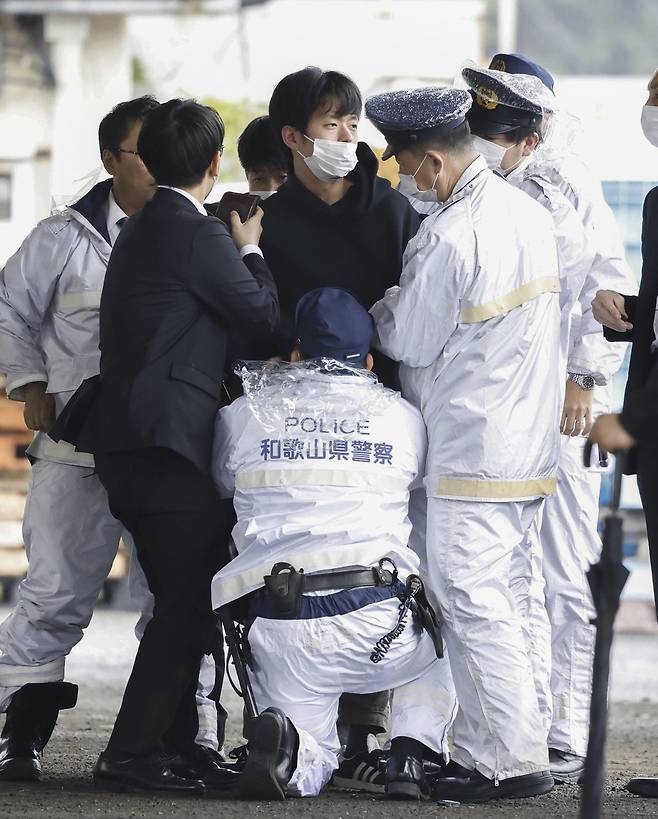 15일 오전 11시 30분께 기시다 후미오 일본 총리가 일본 와카야마(和歌山)현에서 현장 시찰을 마치고 연설을 시작하기 직전 폭발음을 야기시킨 물체를 던진 남성이 체포되고 있다./ 도쿄 교도=AP연합뉴스