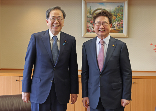 박보균 문화체육관광부 장관(오른쪽)이 14일(현지시간) 일본 도쿄 국토교통성 청사에서 사이토 데쓰오 일본 국토교통성 대신과 기념 촬영하고 있다. 사진=연합뉴스