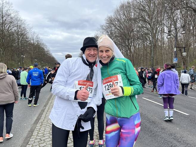 지난 2일(현지시각) 독일 수도 베를린에서 열린 하프 마라톤 대회에 참가한 신혼부부 잉고(55·왼쪽)와 실바나(50)가 사진 촬영에 응하고 있다. 잉고는 “함께한 지 28년 됐고, 결혼한 지 61일째”라고 말했다. 베를린/노지원 특파원