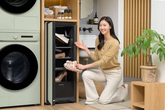 삼성전자 모델이 신제품 비스포크 슈드레서를 선보이고 있다. 삼성전자 제공