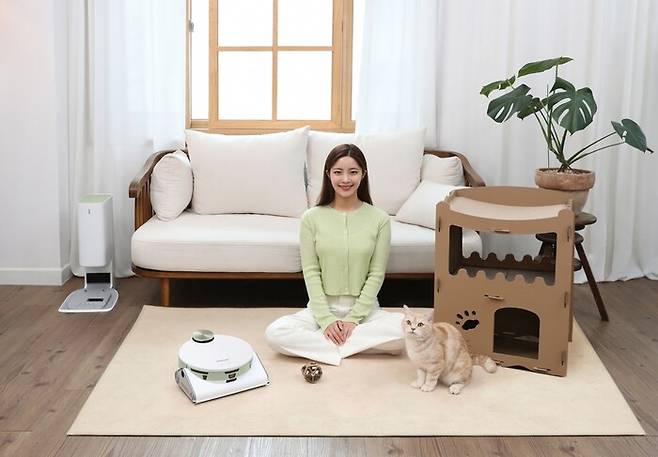 삼성전자 모델이 펫 케어 기능을 강화한 2023년형 비스포크 제트 봇 에이아이(AI)를 소개하고 있다. 삼성전자 제공