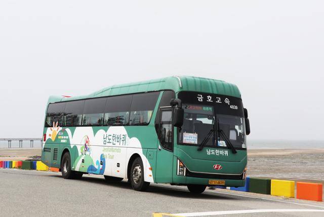 광주에서 전라남도 각 지자체 26개 코스로 운행하는 '남도한바퀴' 관광 버스. ⓒ박준규