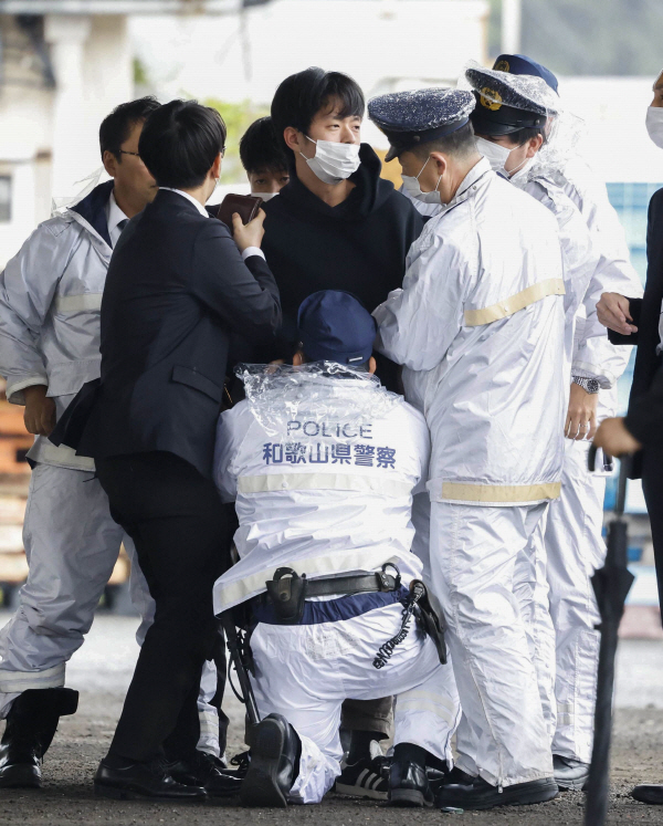 15일 오전 기시다 후미오 일본 총리를 향해 폭발물을 던진 남성이 체포되고 있다. 연합뉴스