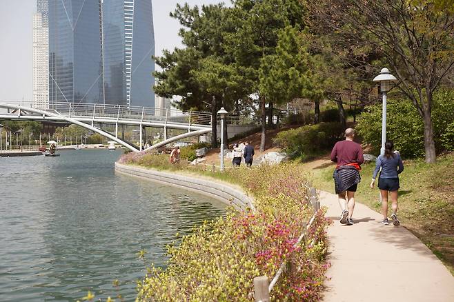 Visitors walk at Songdo Central Park in Yeonsu-gu, Incheon. (Lee Si-jin/The Korea Herald)