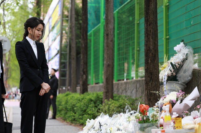 윤석열 대통령 부인 김건희 여사가 14일 대전 서구 둔산동 어린이보호구역에서 음주 교통사고로 숨진 고(故) 배승아 어린이의 사고 현장을 찾아 추모하고 있다. 대통령실 제공