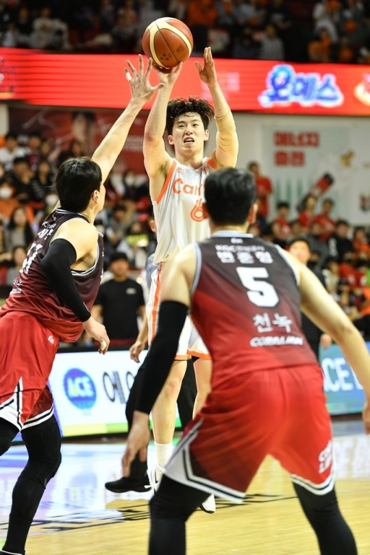 인삼공사와 2차전에서 슛을 던지는 캐롯 이정현.[KBL 제공]