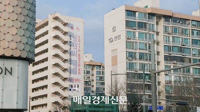 서울 강남구 압구정동 아파트 단지들의 모습. 이 일대는 현재 토지거래허가구역으로 지정돼 있다. [이가람 기자]