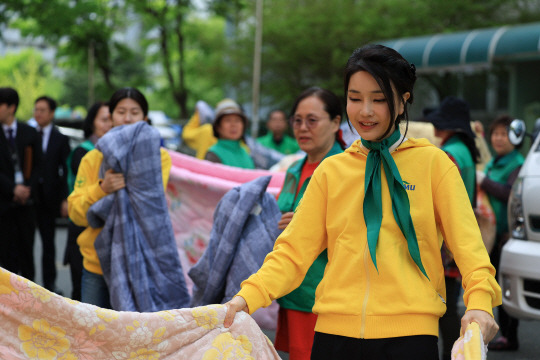 김건희 여사가 14일 대전 서구에서 이동식 빨래방 봉사활동을 하고 있다. (사진=대통령실 제공)