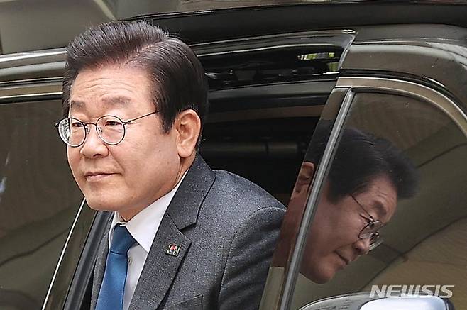 [서울=뉴시스] 김금보 기자 = 이재명 더불어민주당 대표가 14일 오전 서울 서초구 서울중앙지방법원에서 열린 공직선거법 위반 혐의 공판에 출석하고 있다. 이날 이재명 대표와 유동규 성남도시개발공사 전 기획본부장은 지난달 31일 이후 다시 법정에서 대면한다. (공동취재사진) 2023.04.14. photo@newsis.com