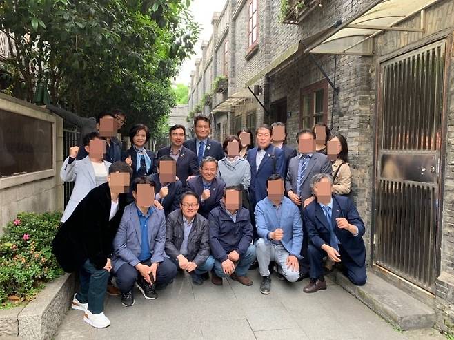(왼쪽부터 차례대로) 박용수 전 보좌관, 이정근 전 민주당 사무부총장, 윤관석 의원, 송영길 전 대표, 강래구 한국수자원공사 상임감사위원 (둘째줄) 이용빈 의원 (맨앞줄) 허영 의원. 독자 제공