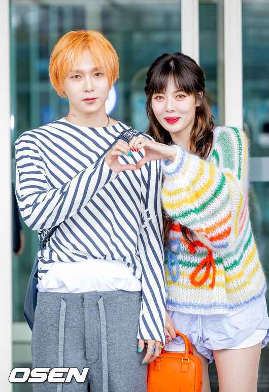 [OSEN=인천공항, 민경훈 기자] 현아(HyunA) & 던(DAWN)가 20일 오전 인천 중구 운서동 인천국제공항 제 2여객터미널을 통해 파리패션위크 23SS 남성컬렉션 패션쇼에 참석하기 위해 프랑스 파리로 출국했다.현아와 던 커플이 출국장으로 향하고 있다. 22.06.20 /rumi@osen.co.kr