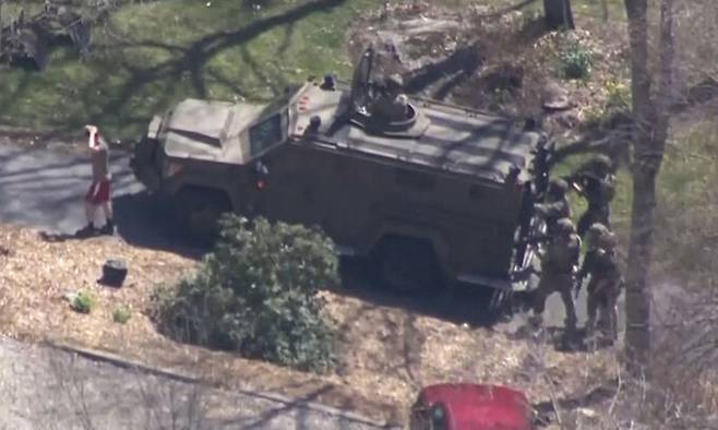 미국 정부의 기밀문건을 온라인에 유출한 혐의를 받는 공군 매사추세츠주 방위군 소속 일병 잭 테세이라(21)가 13일(현지시간) 매사추세츠 노스다이튼 자택에서 연방수사국(FBI) 요원들에게 체포되고 있다. AFP연합뉴스