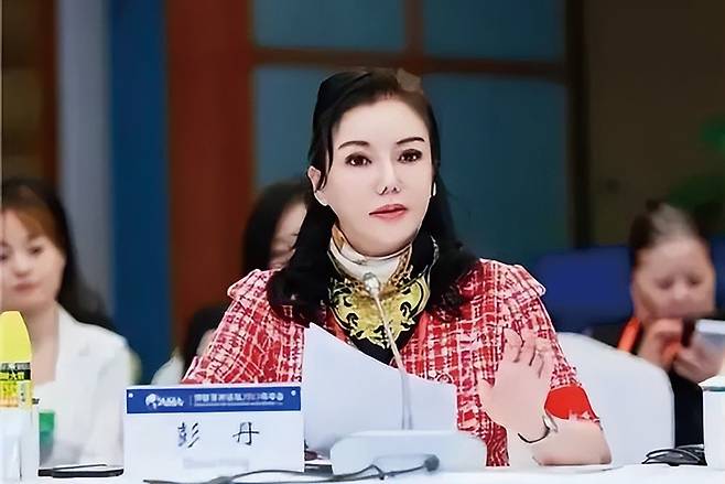 홍콩 성인영화 배우 출신인 펑단 국제경제전략연구원장이 3월28일 개막한 중국 보아오포럼의 한 토론에 참석해 있다. ⓒBOA 포럼 캡쳐