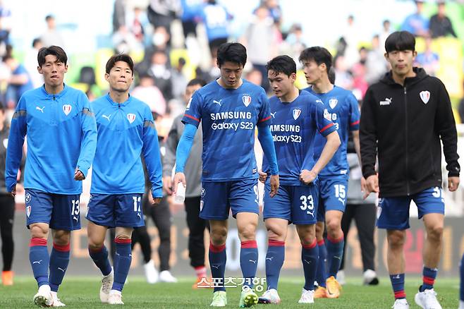 개막 무승을 끊지 못한 수원 삼성 선수들. 프로축구연맹 제공