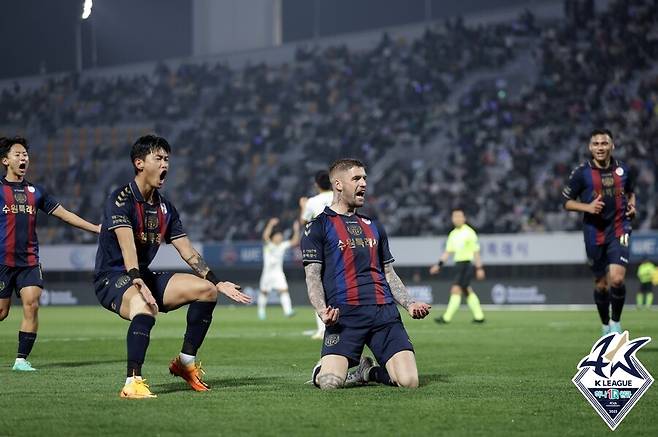 ▲ 전반전 선제골을 터트린 라스. ⓒ한국프로축구연맹