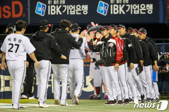 LG 선수단이 14일 잠실 두산전에서 승리 후 코칭스태프와 하이파이브를 하고 있다. /사진=뉴스1