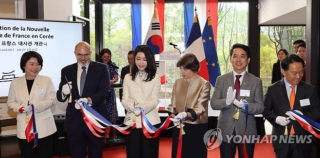 신축 주한 프랑스 대사관 개관식 (서울=연합뉴스) 박동주 기자 = 김건희 여사와 카트린 콜로나 프랑스 외교장관 등이 15일 오후 서울 서대문구 주한 프랑스 대사관에서 열린 신축 주한 프랑스 대사관 개관식에 참석해 테이프 커팅을 하고 있다. 2023.4.15 pdj6635@yna.co.kr