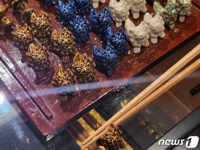 호텔 내 편의점 격인 '더 마켓'에서 파는 오키나와의 액막이 '시사' 젓가락 받침. 종종 품절된다고 한다. ⓒ News1