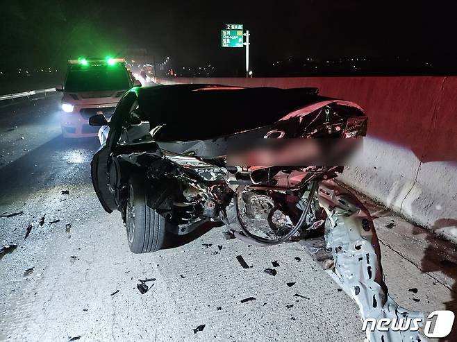 16일 오전 0시30분쯤 전남 무안군 서해안고속도로 하행선에서 6중 추돌사고가 벌어졌다.(무안소방서 제공) 2023.4.16/뉴스1