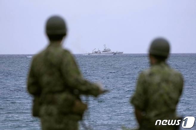 지난 7일 일본 오키나와현 미야코지마 인근 바다에서 당국이 실종된 육상자위대 헬기 수색에 나섰다. 당시 헬기에는 육군자위대 제8사단장을 포함해 10명이 탑승하고 있었다. 2023.04.07. ⓒ 로이터=뉴스1 ⓒ News1 박재하 기자