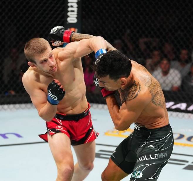 맥스 할로웨이와 아놀드 앨런이 16일(한국시간) 미국 미주리주 캔자스시티 티모바일 센터에서 열린 ‘UFC 파이트 나이트: 할로웨이 vs 앨런’ 대회 메인 이벤트에서 펀치를 교환하고 있다. 사진 | UFC