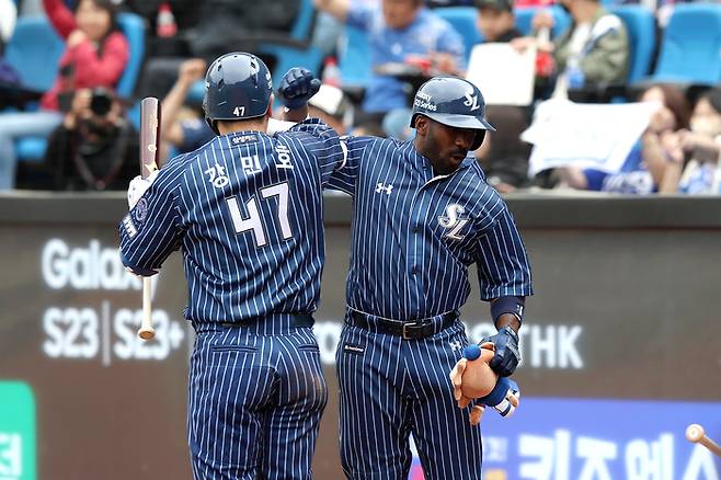 삼성 피렐라(오른쪽)가 16일 대구삼성라이온즈파크에서 열린 2023 KBO리그 정규시즌 롯데전에서 5회말 선제 투런포를 터뜨린 후 더그아웃으로 돌아와 강민호와 세리머니를 하고 있다. 사진제공 | 삼성 라이온즈