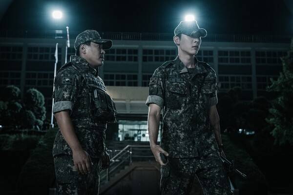방과 후 전쟁활동 속 김원빈 병장(왼쪽, 이순원 분)과 이춘호 소대장(신현수 분). (사진=티빙)
