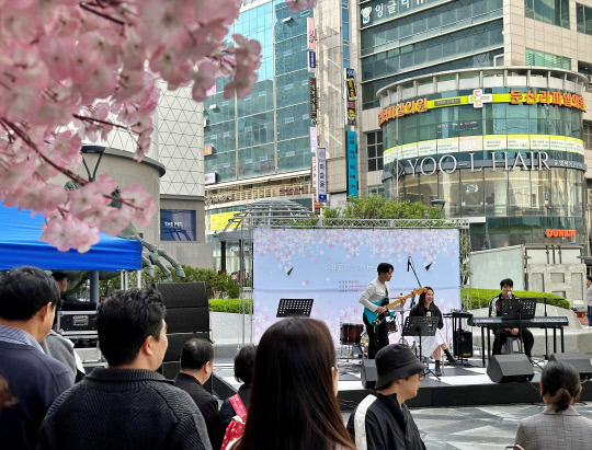 대전시민들이 지난 15일 갤러리아타임월드 1층에서 열린 버스킹 공연을 관람하고 있다. 사진=갤러리아타임월드