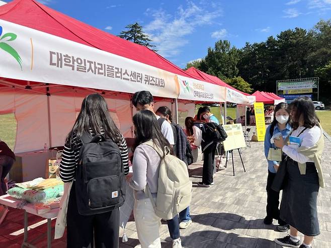 광주광역시가 지역 청년들의 진로 탐색 및 취업 역량 강화를 위해 전남대, 조선대, 호남대, 광주여대 등 '대학일자리플러스센터'를 운영하는 4개 대학과 지원 협약을 체결하고 진로·취업서비스 사업을 추진한다. 사진=광주광역시 제공