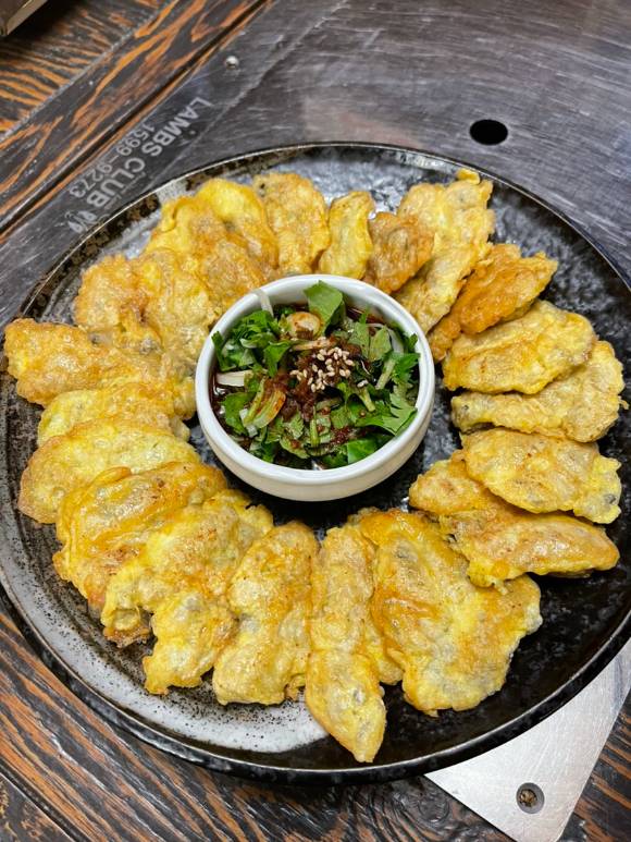 육전은 계란 옷을 잘못 입히면 소고기가 가진 고유의 향이 드러나지 않고, 전 특유의 비릿한 맛이 올라올 수가 있다. [사진=경백]